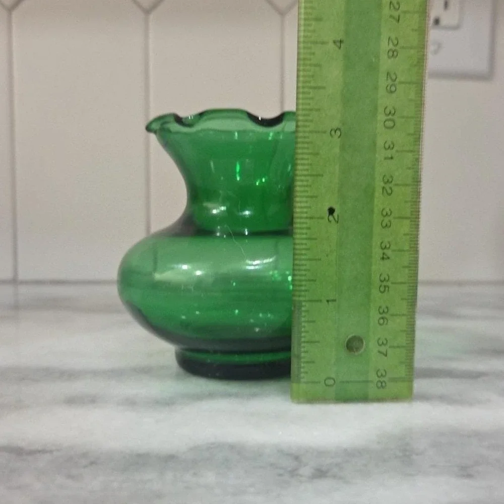 Anchor Hocking Emerald Green Glass Bud Vase, Vintage‎ Ruffled Edge, Centerpiece